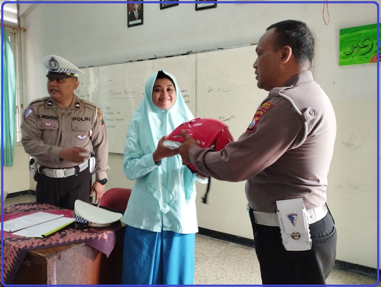 Polisi bertandang ke SMK Al-Irsyad dalam rangka sosialisasi UU No. 22 Tahun 2009 tentang etika berlalu lintas